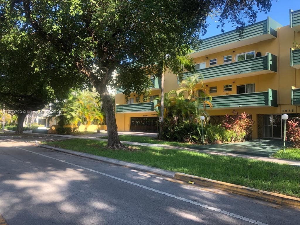 Condominium at 1975 NE 135th St # 2D, North Miami FL 33181