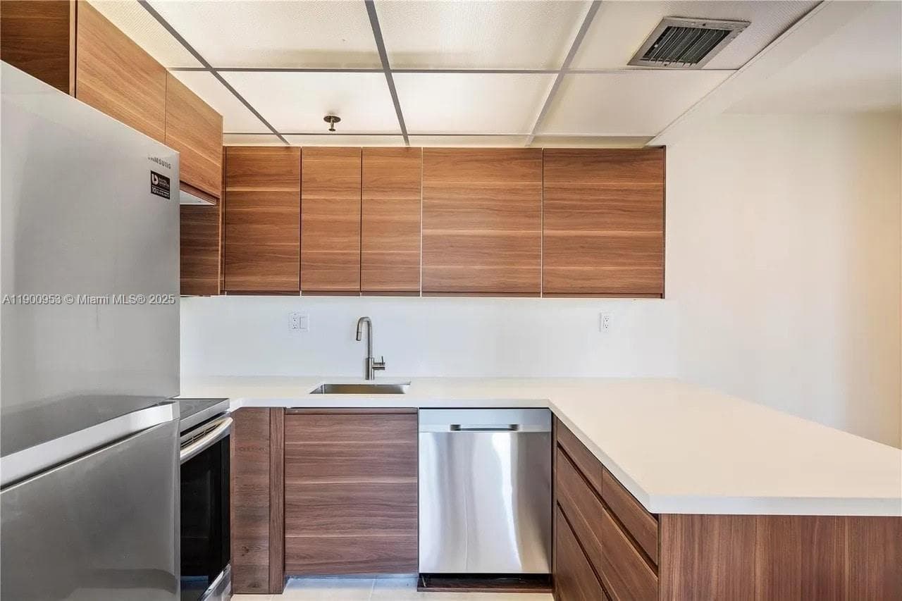 Condominium at 17890 W Dixie Hwy # 606, North Miami Beach FL 33160