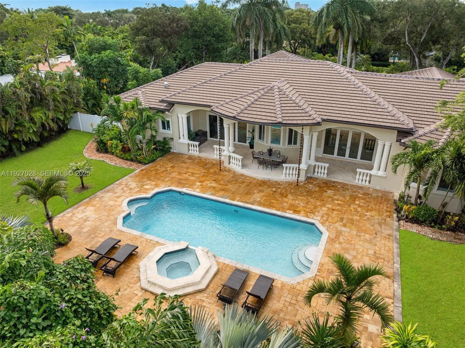 Single Family Residence at 6890 SW 94th St, Pinecrest FL 33156