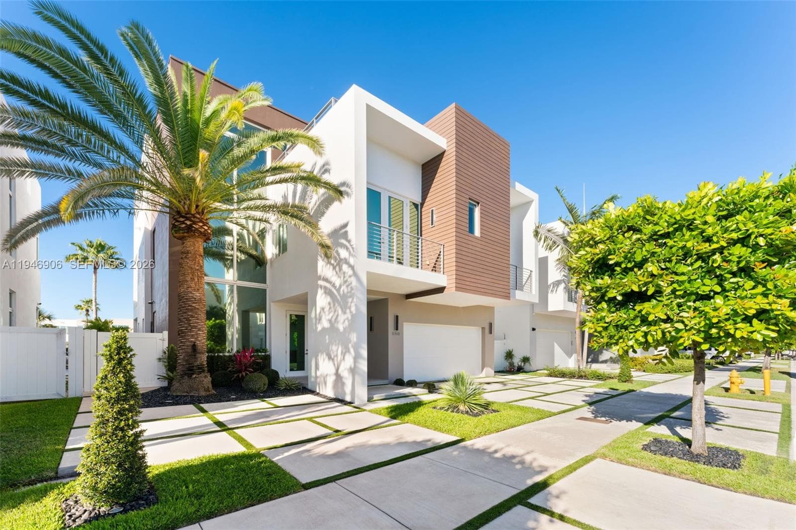 Single Family Residence at 10561 NW 67th Ter, Doral FL 33178