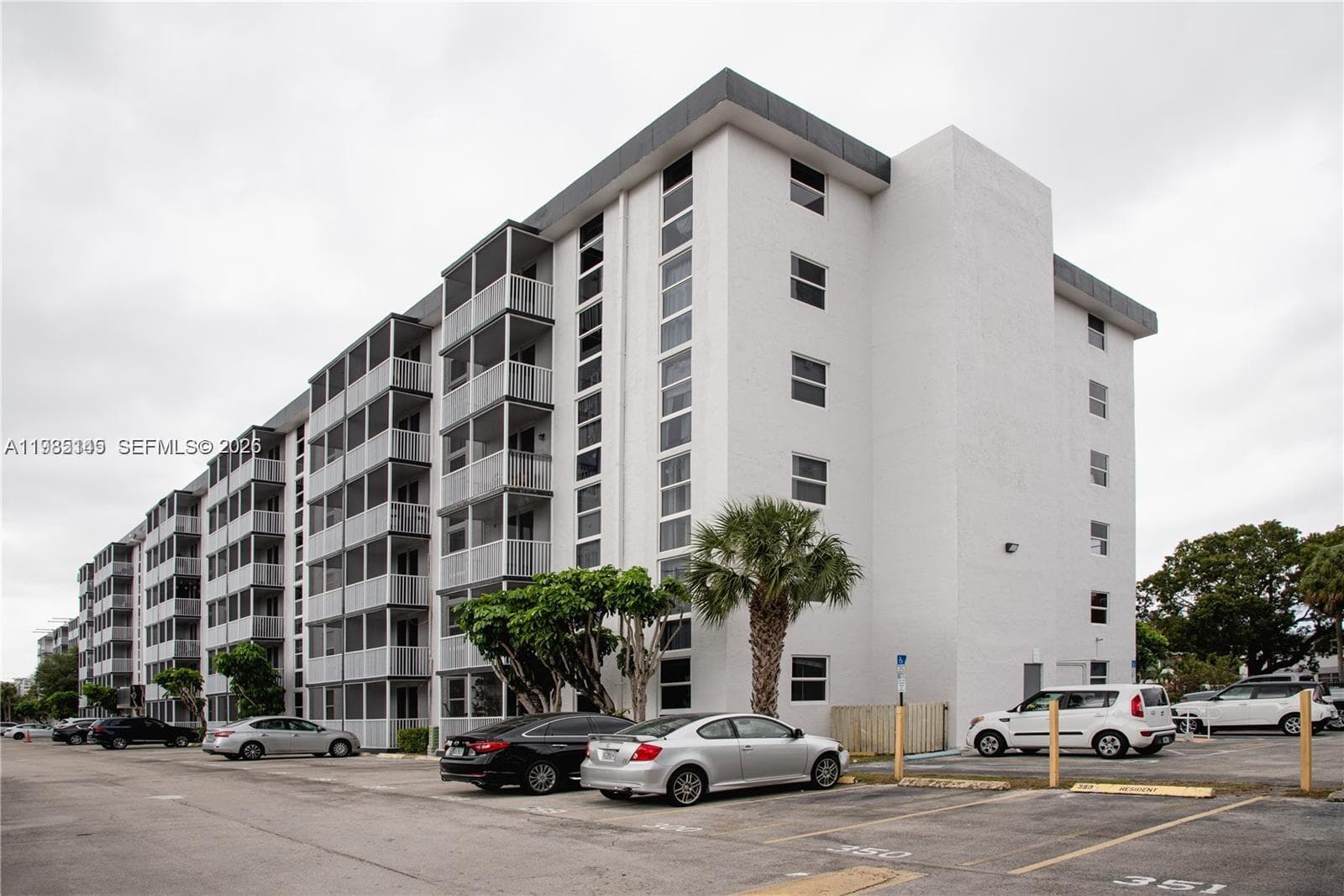 Condominium at 16950 W Dixie Hwy # 529, North Miami Beach FL 33160