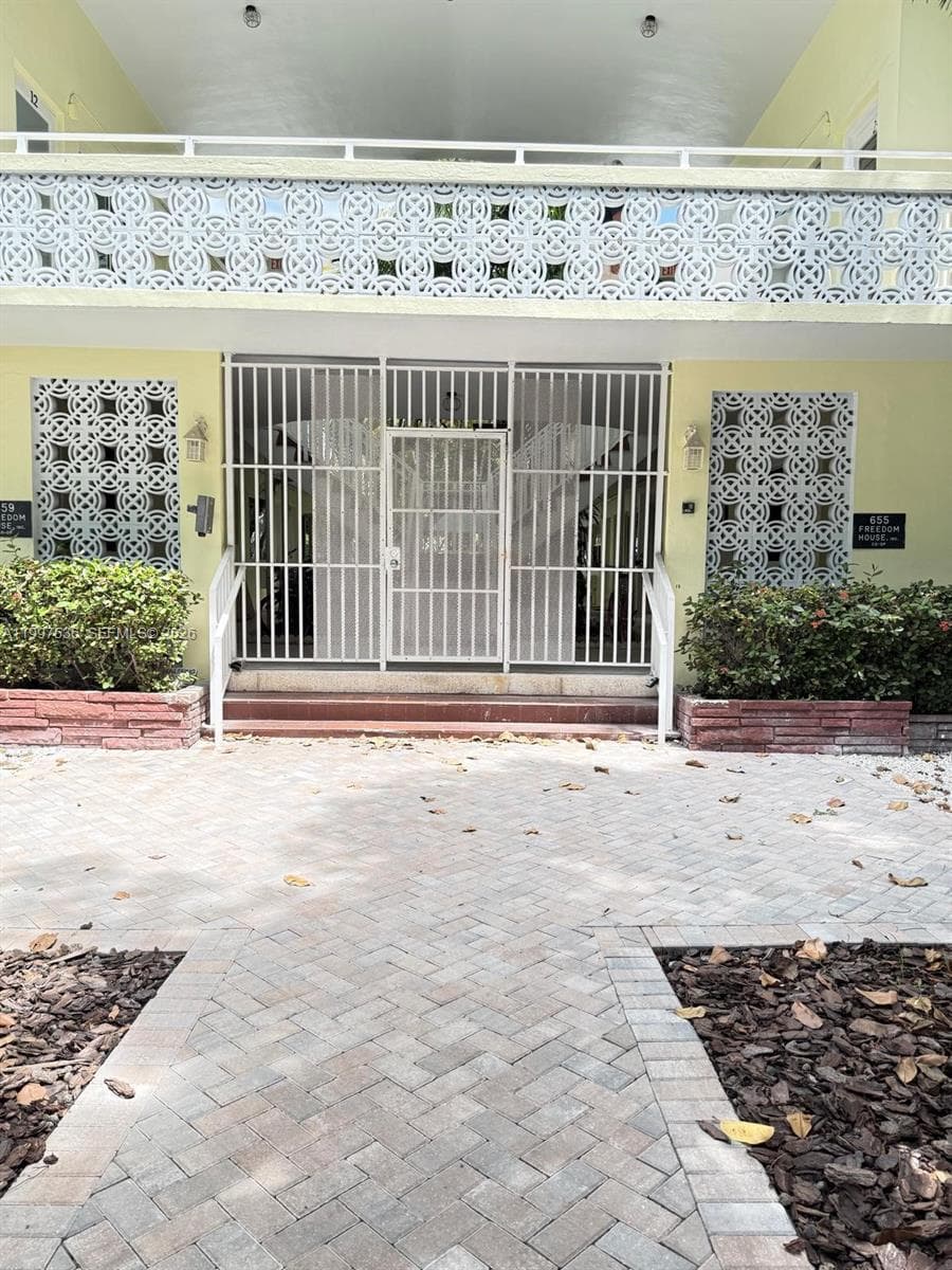 Stock Cooperative at 655 Meridian Ave # 2, Miami Beach FL 33139