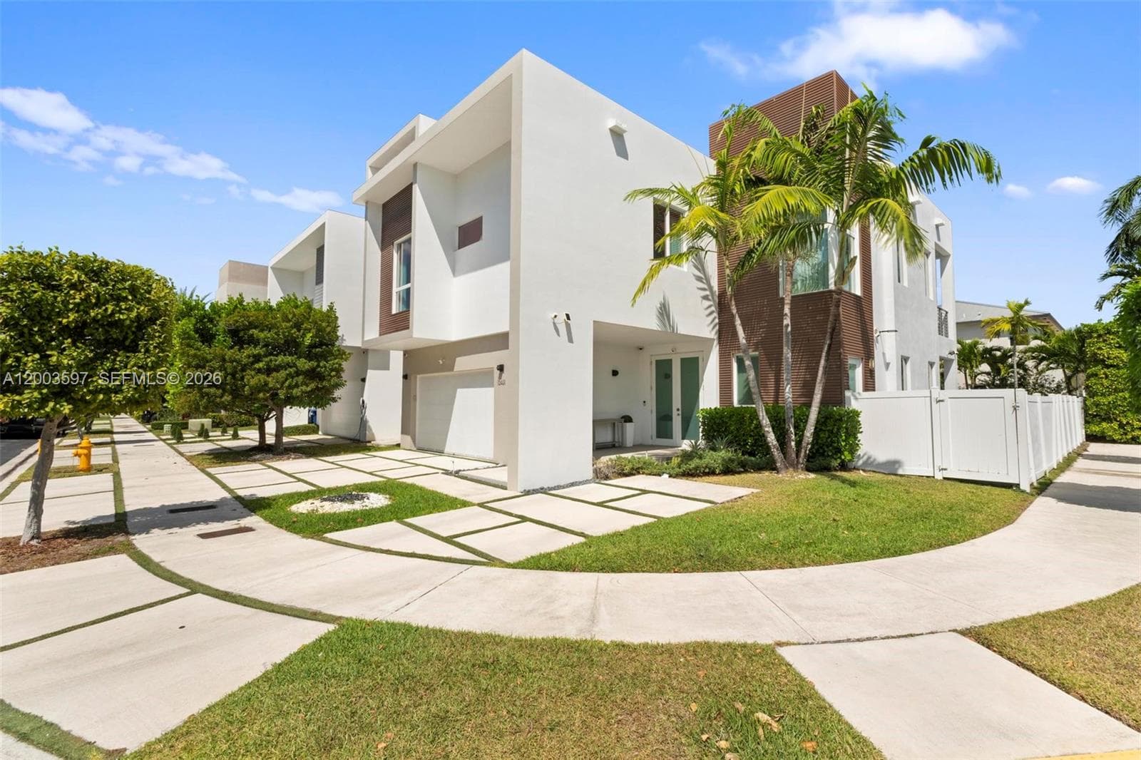 Single Family Residence at 10431 NW 68th Ter, Doral FL 33178