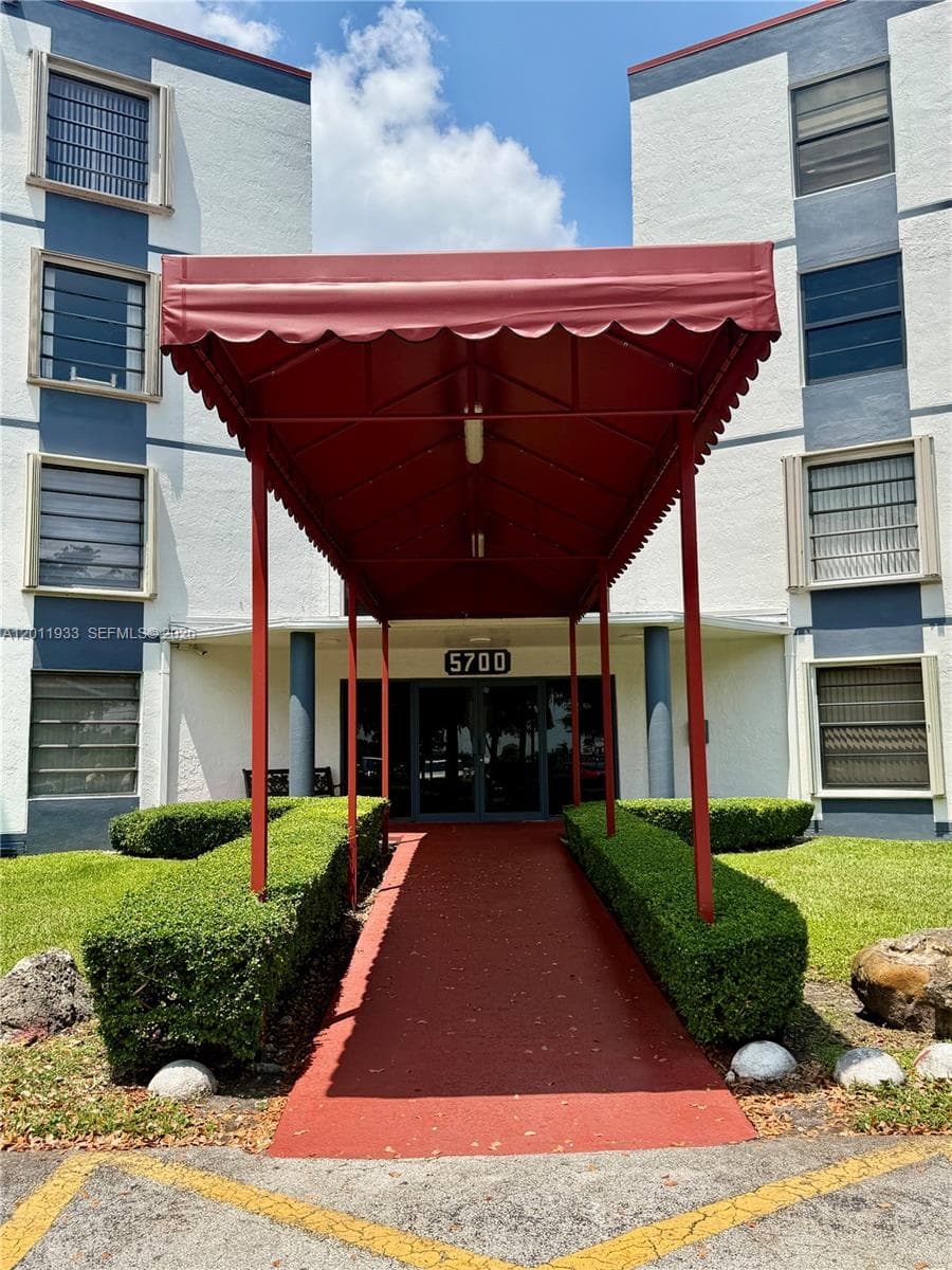 Condominium at 5700 SW 127th Ave # 1413, Miami FL 33183