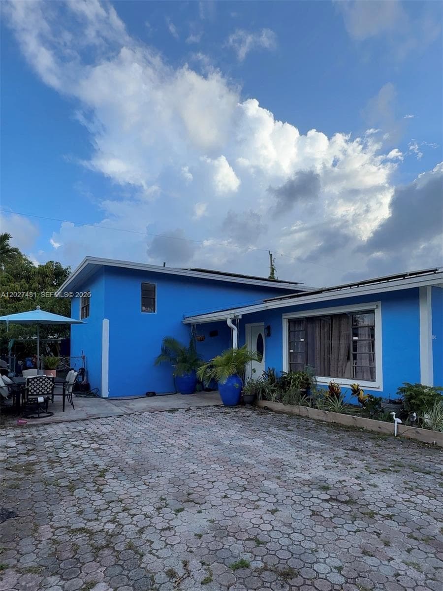 Single Family Residence at 1300 NE 203rd St, Miami FL 33179