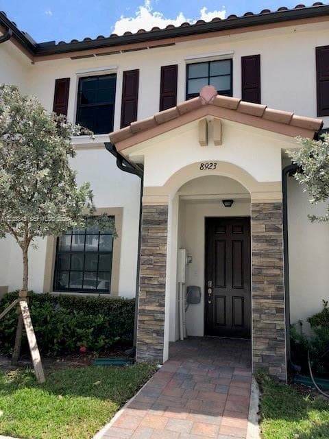 Villa at 8923 W 35th Ave, Hialeah FL 33018