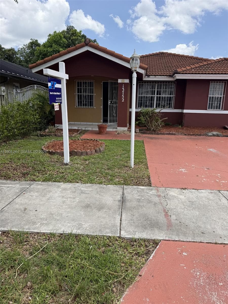 Single Family Residence at 13752 SW 156th St, Miami FL 33177