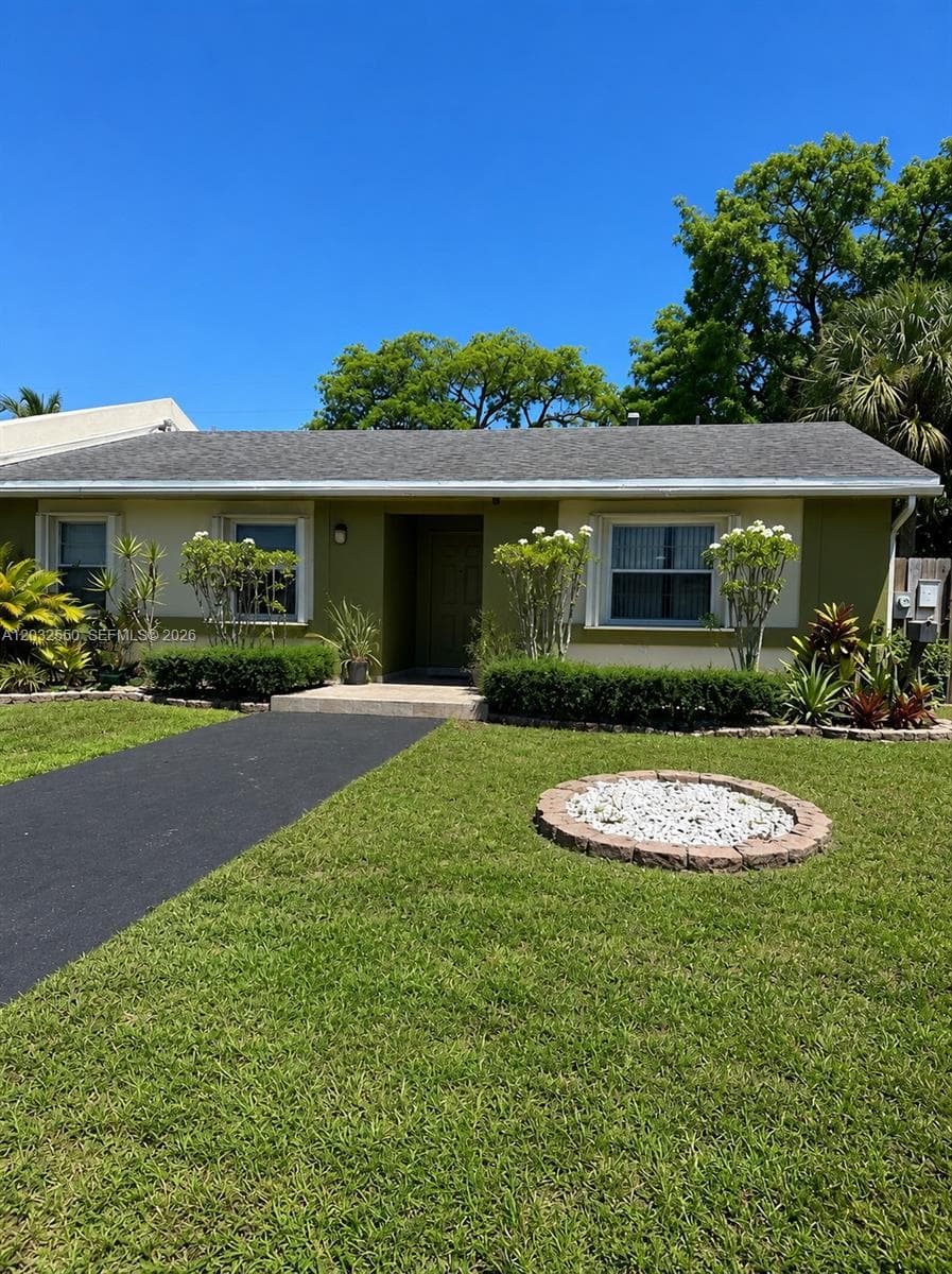 Villa at 11871 SW 123rd Pl, Miami FL 33186