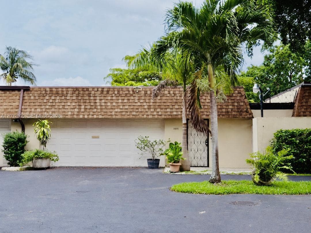 Villa at 18801 Oakland Hills Dr, Hialeah FL 33015