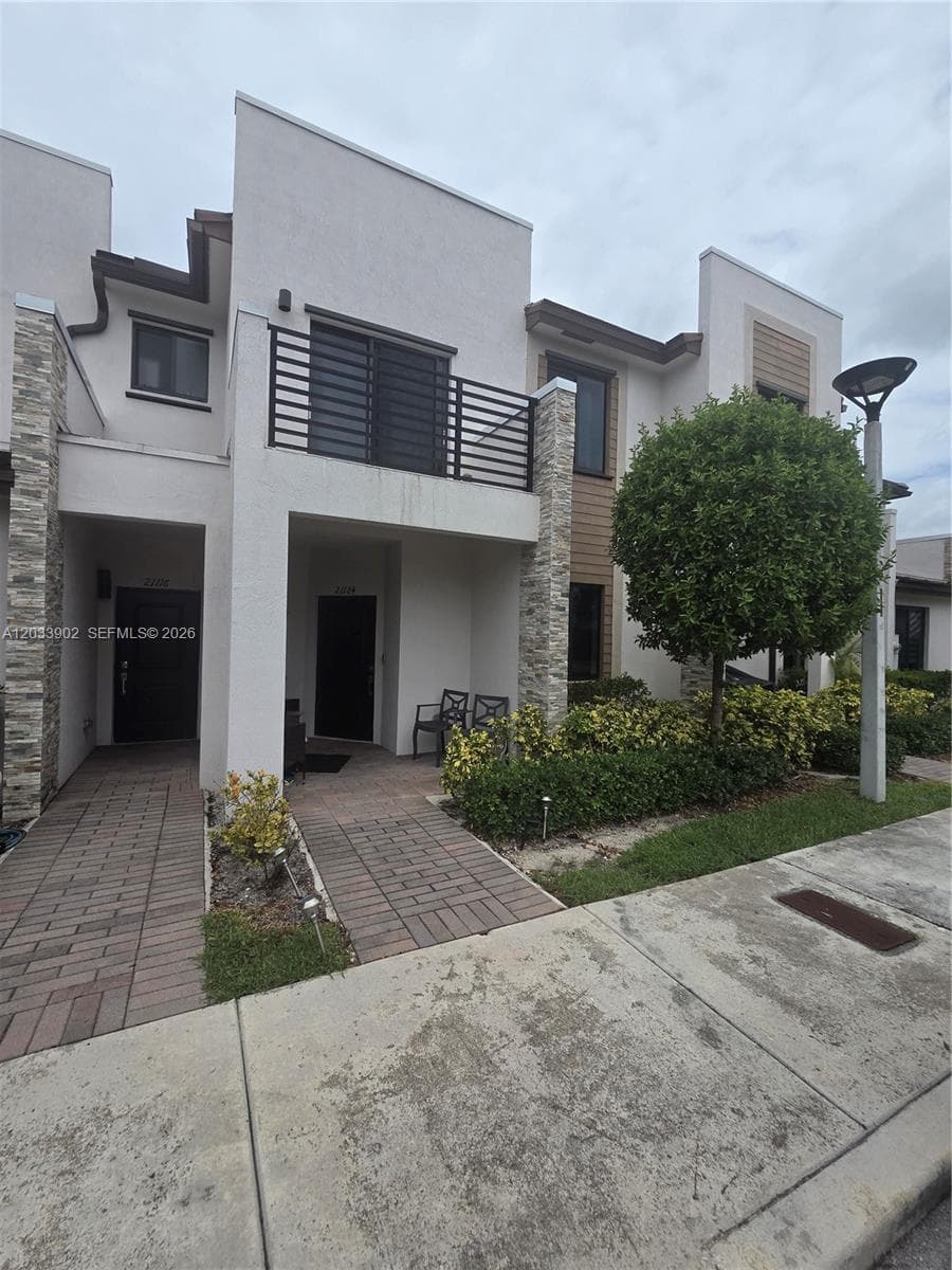 Townhouse at 21124 NE 8th Ave, Miami FL 33179