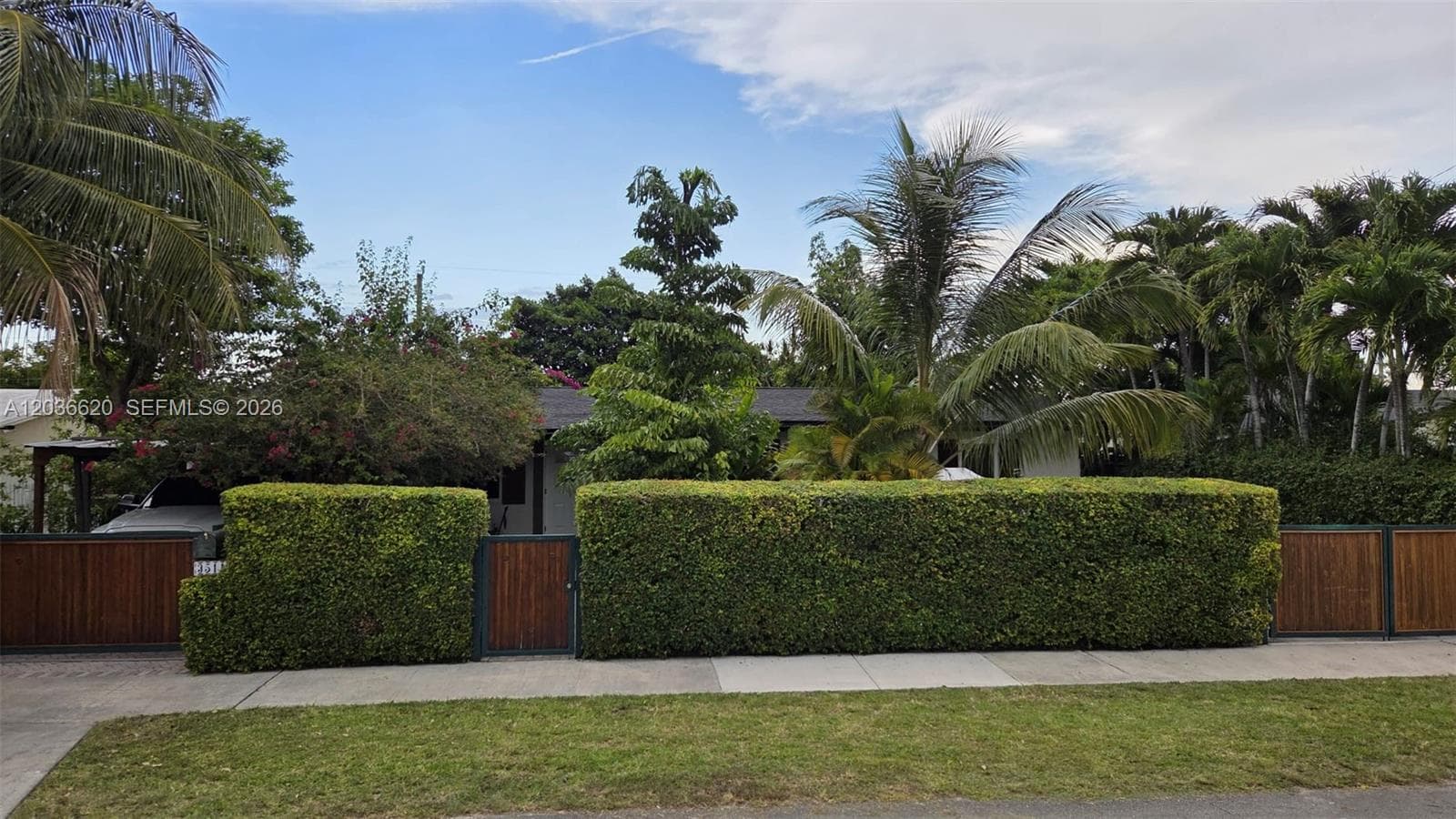 Single Family Residence at 3511 SW 105th ct, Miami FL 33165