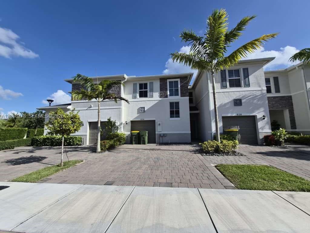 Townhouse at 834 SE 16th Ct, Homestead FL 33034