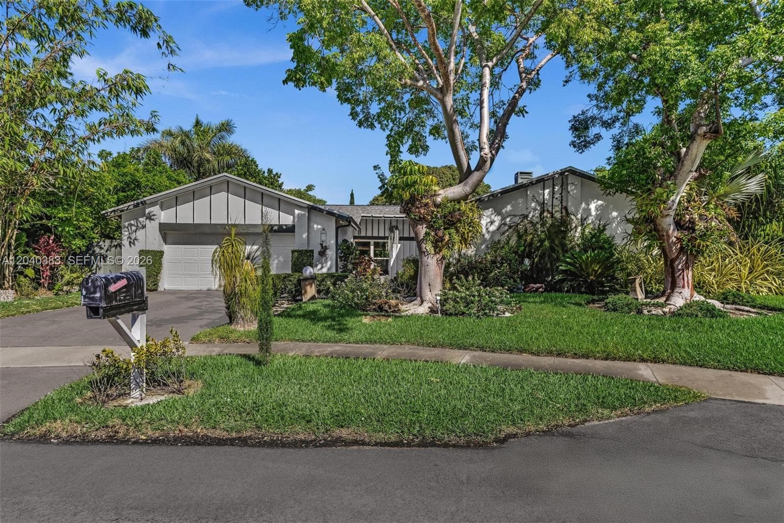 Single Family Residence at 10612 SW 128th Pl, Miami FL 33186