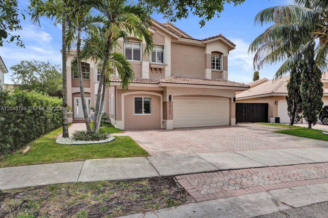 Single Family Residence at 10762 NW 71st St, Doral FL 33178
