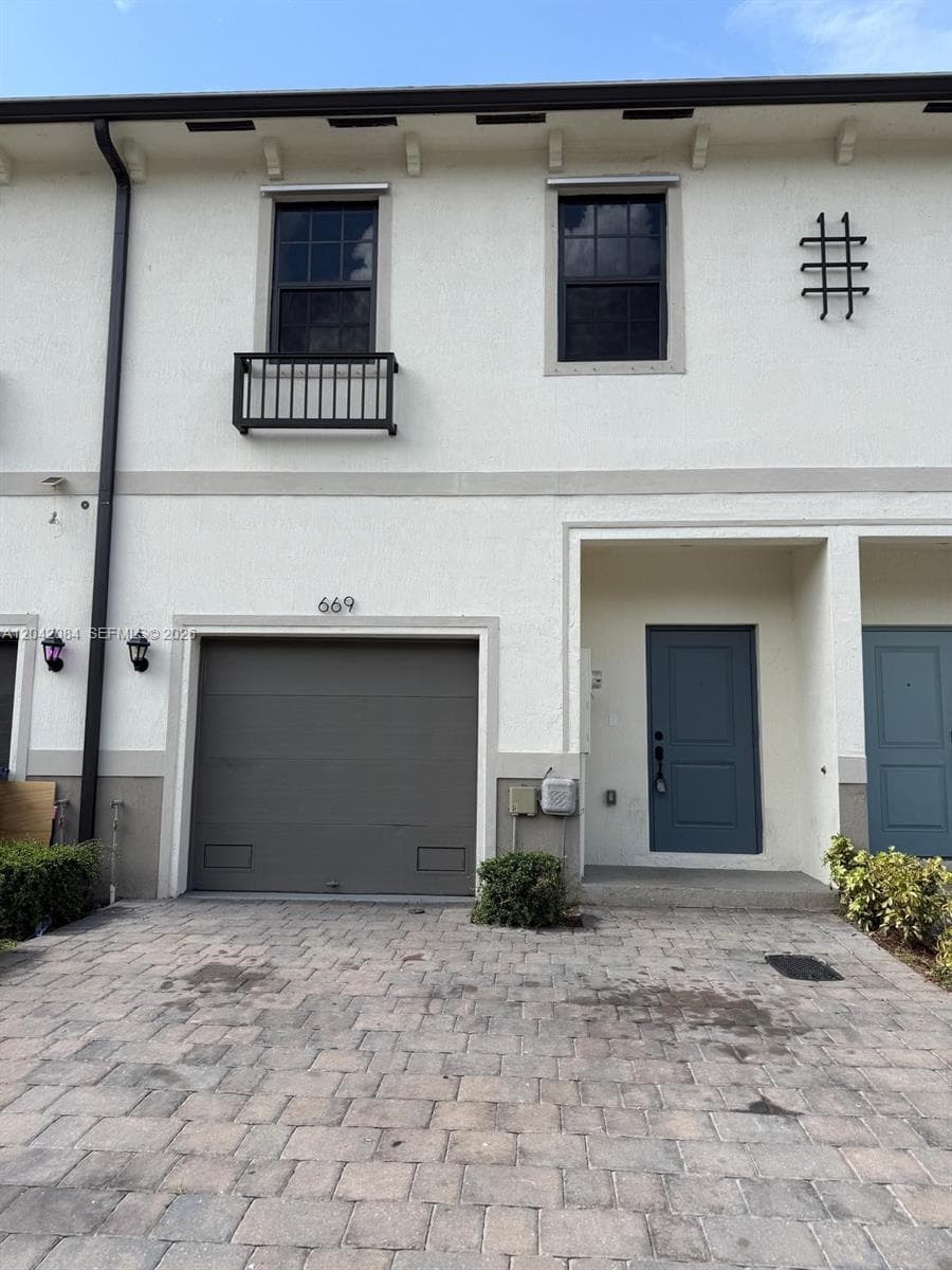 Townhouse at 669 SW 11th St, Florida City FL 33034
