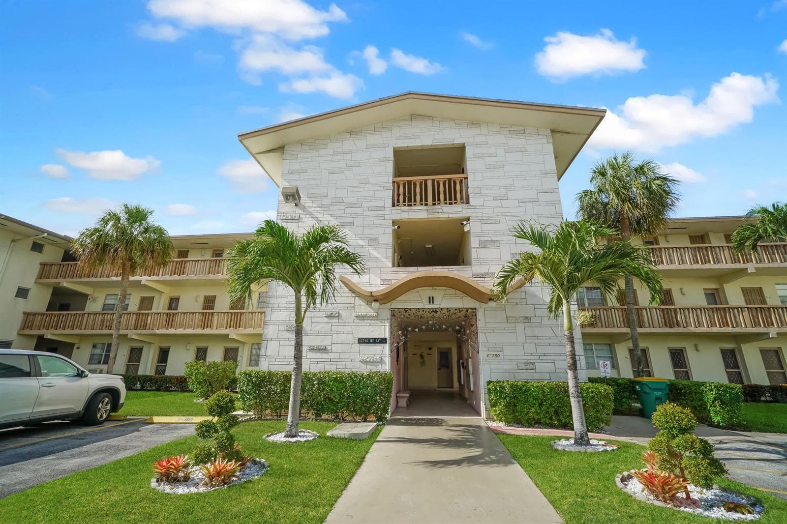 Stock Cooperative at 16750 NE 14th Avenue # 303, Miami FL 33162