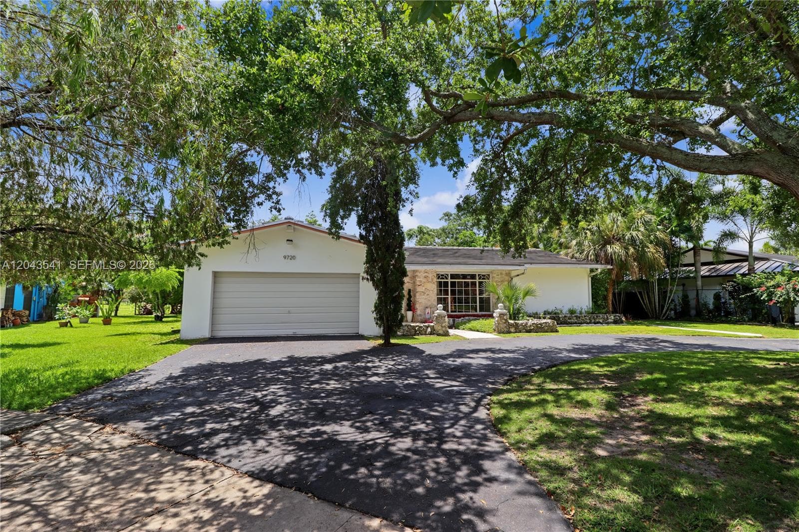 Single Family Residence at 9720 Palmetto Club Ln W, Miami FL 33157