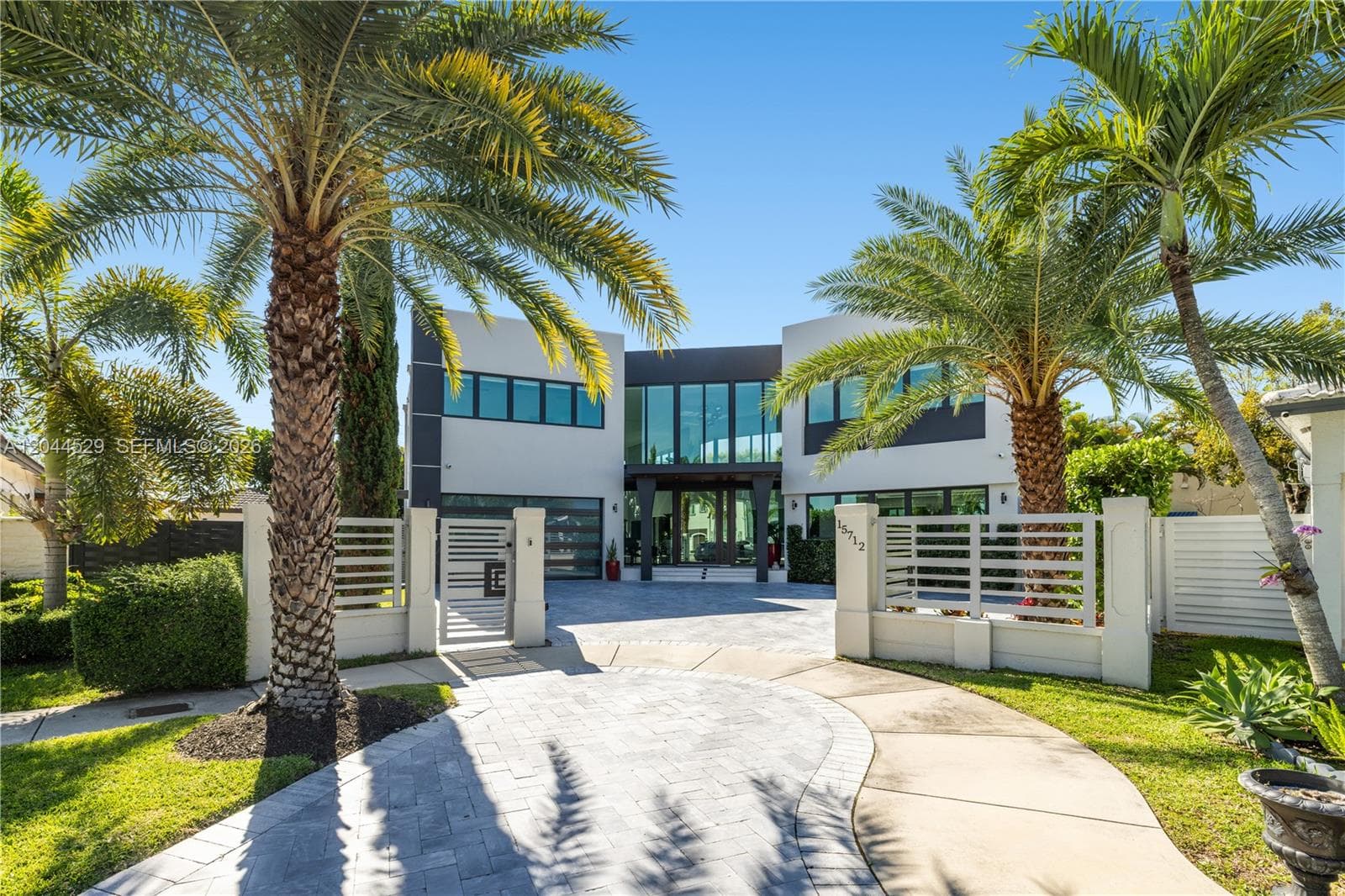 Single Family Residence at 15712 SW 69th Ln, Miami FL 33193