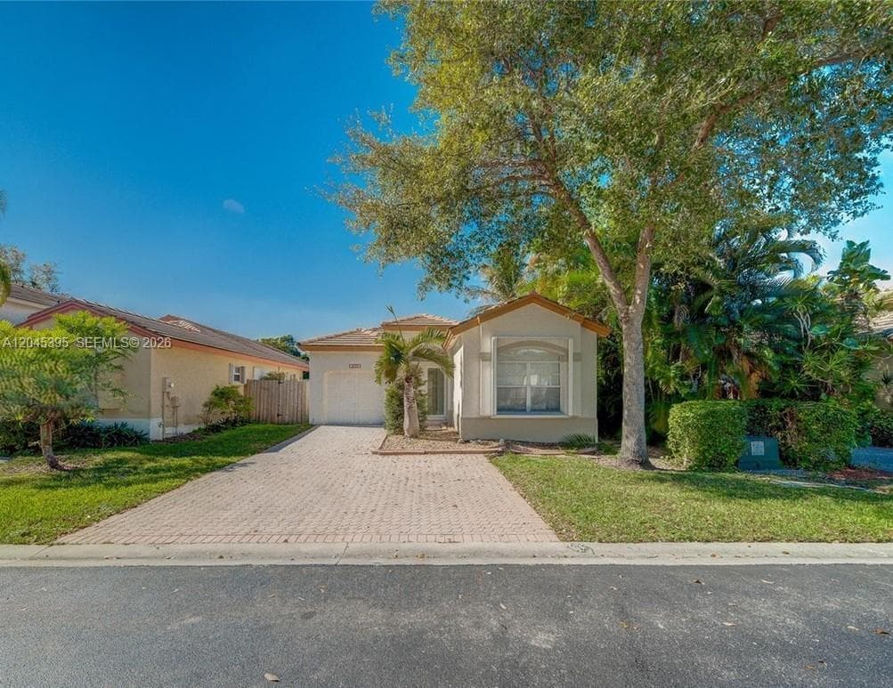 Single Family Residence at 2924 NW 99th Pl, Doral FL 33172