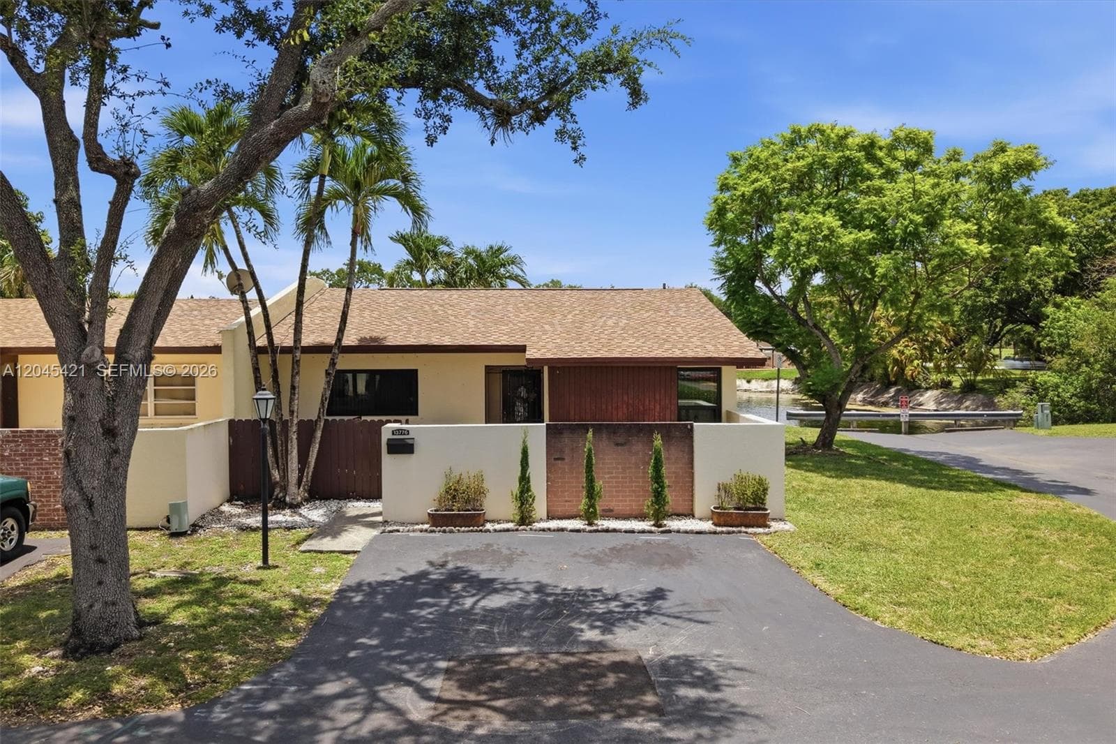 Villa at 13776 Kendale Lakes Dr, Miami FL 33183