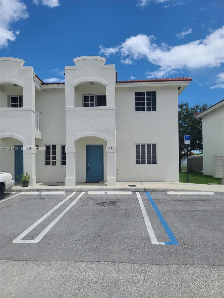 Townhouse at 210 SW 3rd Ct, Florida City FL 33034