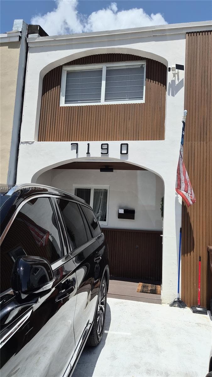 Townhouse at 7190 W 17th Ct, Hialeah FL 33014
