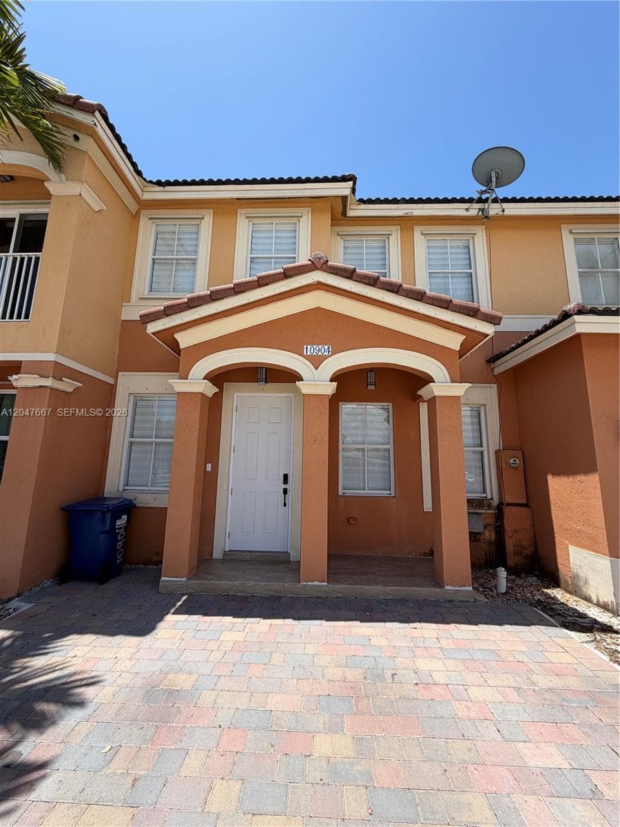 Townhouse at 10904 SW 240th Ln, Homestead FL 33032