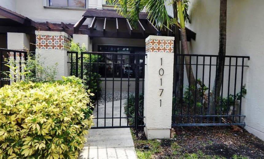 Townhouse at 10171 SW 137th Ct, Miami FL 33186