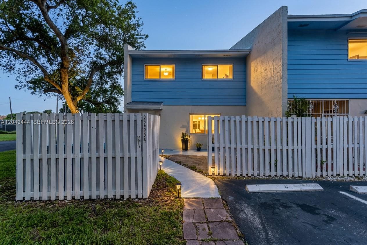 Townhouse at 22334 SW 103rd Ct, Cutler Bay FL 33190
