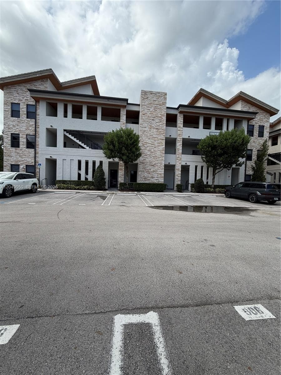 Condominium at 8195 NW 104th Ave # 22, Doral FL 33178