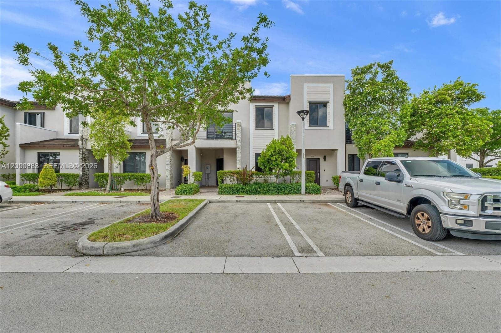 Villa at 582 NE 207th St, Miami FL 33179