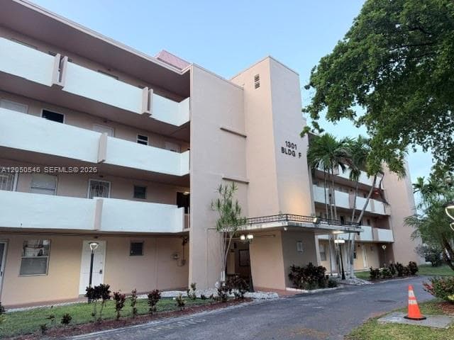 Condominium at Miami, FL, 33179