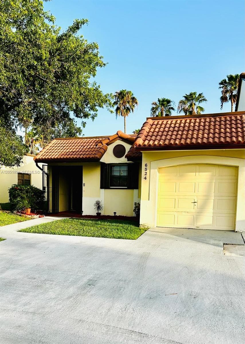 Townhouse at 6524 NW 188th Ln, Hialeah FL 33015