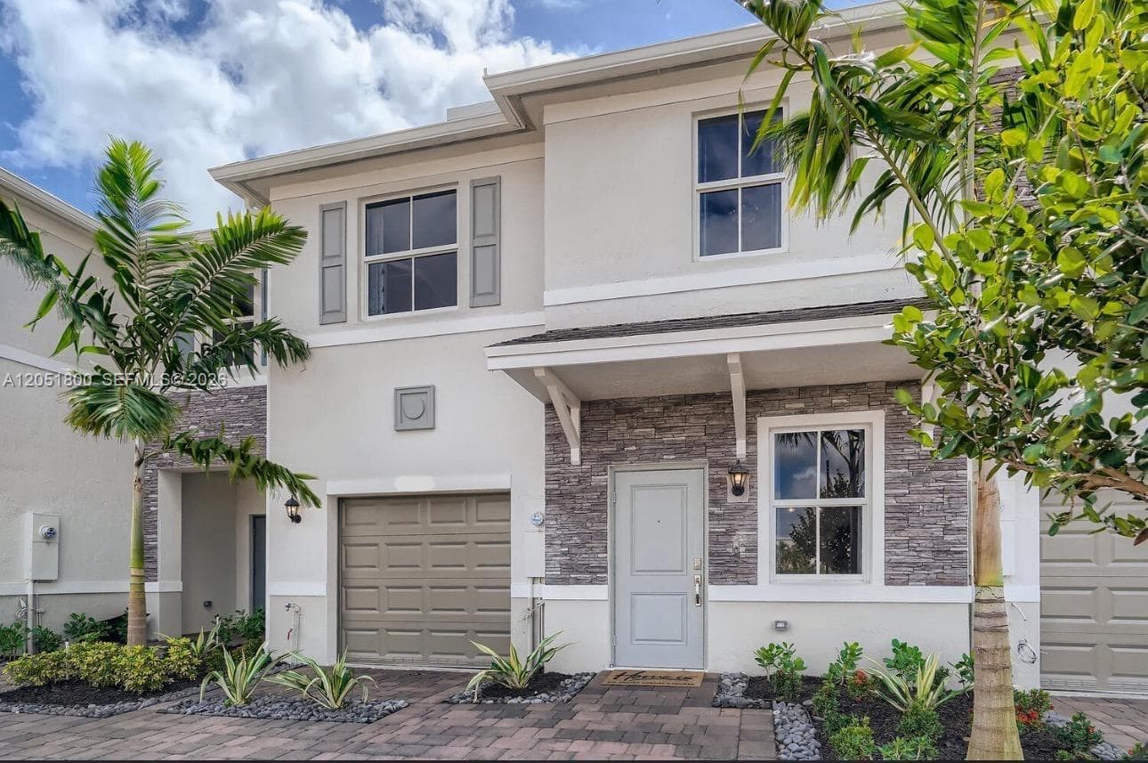 Townhouse at 785 SE 18th St, Homestead FL 33034