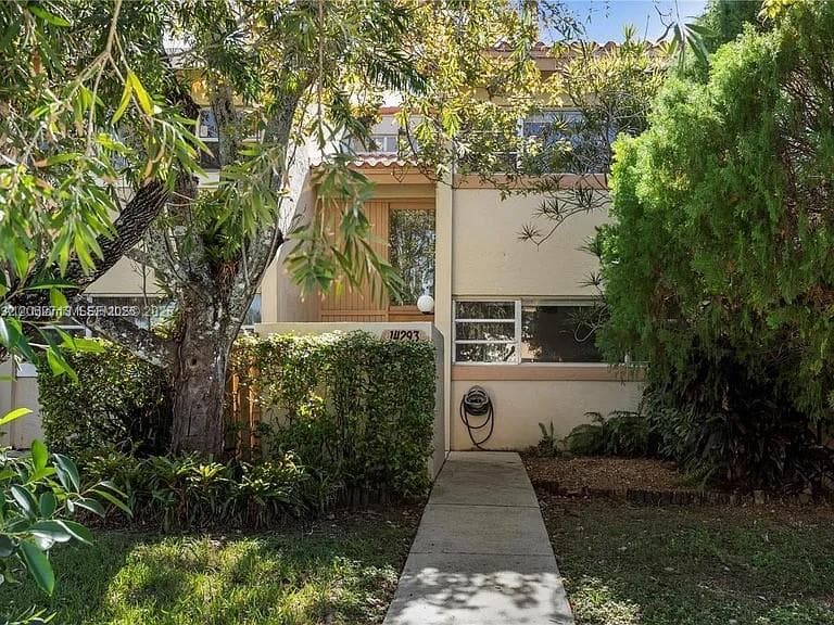Townhouse at 14293 Kendale Lakes Cir # 14293, Miami FL 33183
