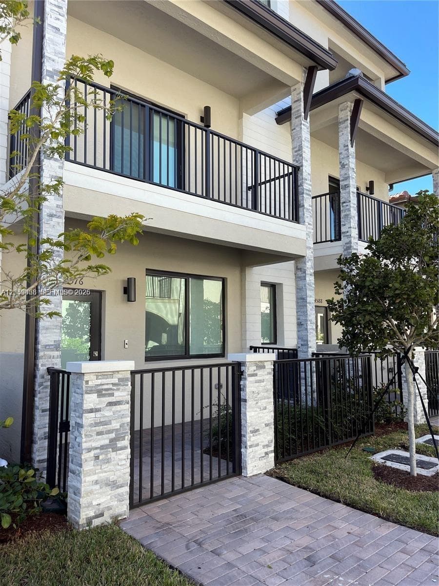 Townhouse at 4576 NW 83rd Path, Doral FL 33166