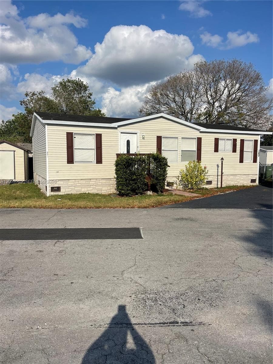 Mobile Home at 220 NE 12th Ave LOT 160, Homestead FL 33030