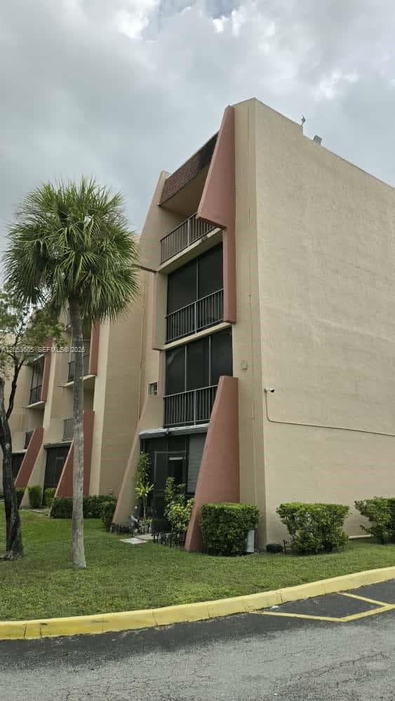 Condominium at 13707 Kendale Lakes Cir, Miami FL 33183
