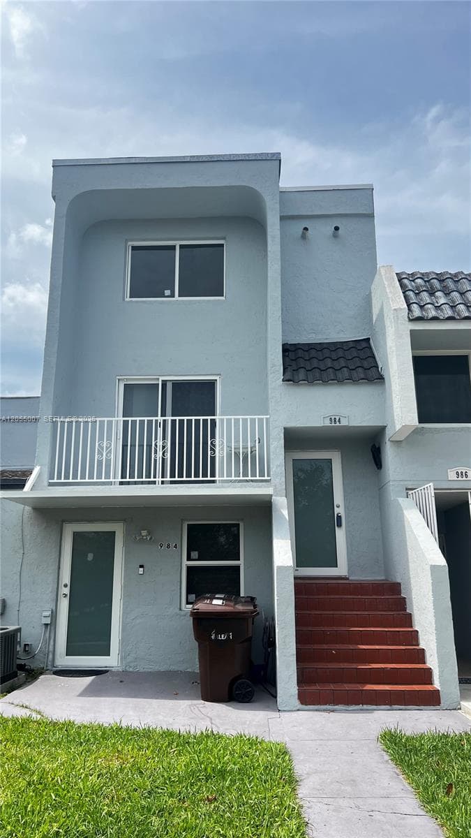 Townhouse at 984 W 40th St # 2, Hialeah FL 33012
