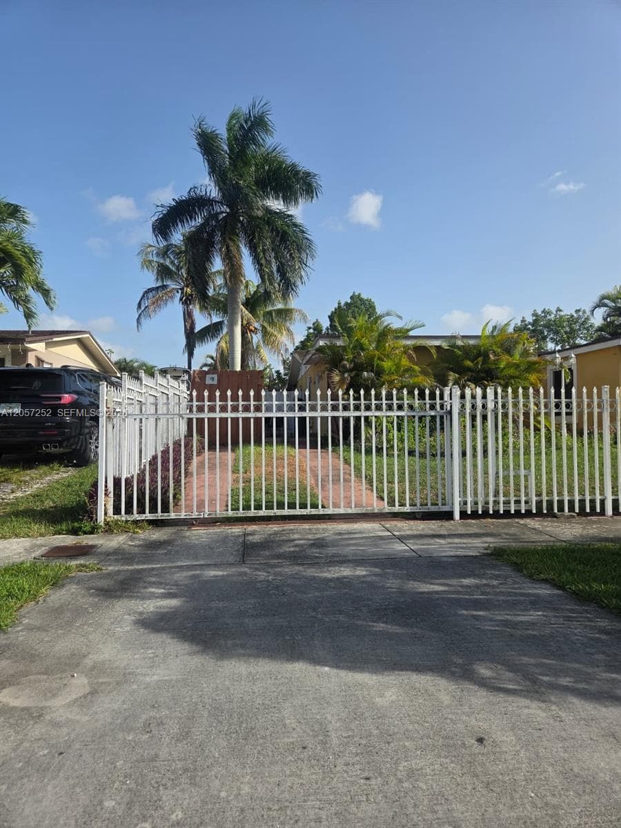 Efficiency at 15440 SW 294th Ter # A, Homestead FL 33033
