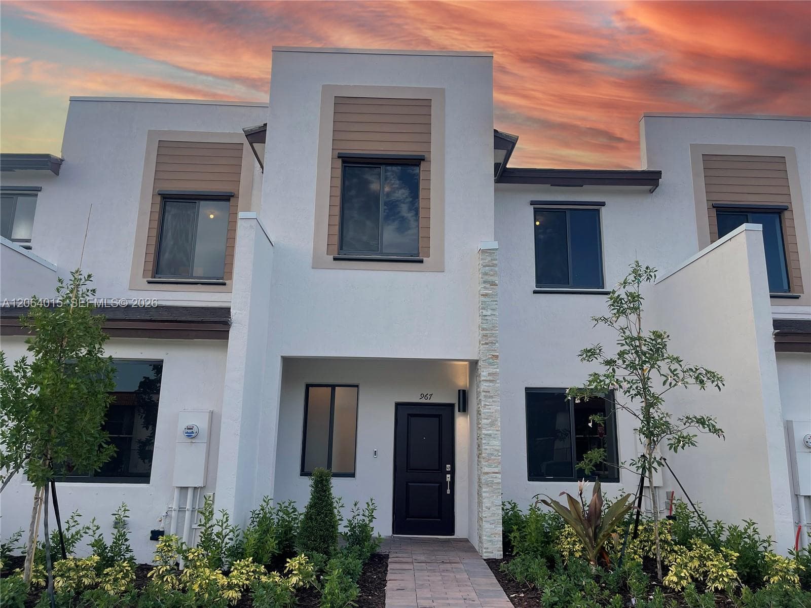 Villa at 967 NE 211th St, Miami FL 33179
