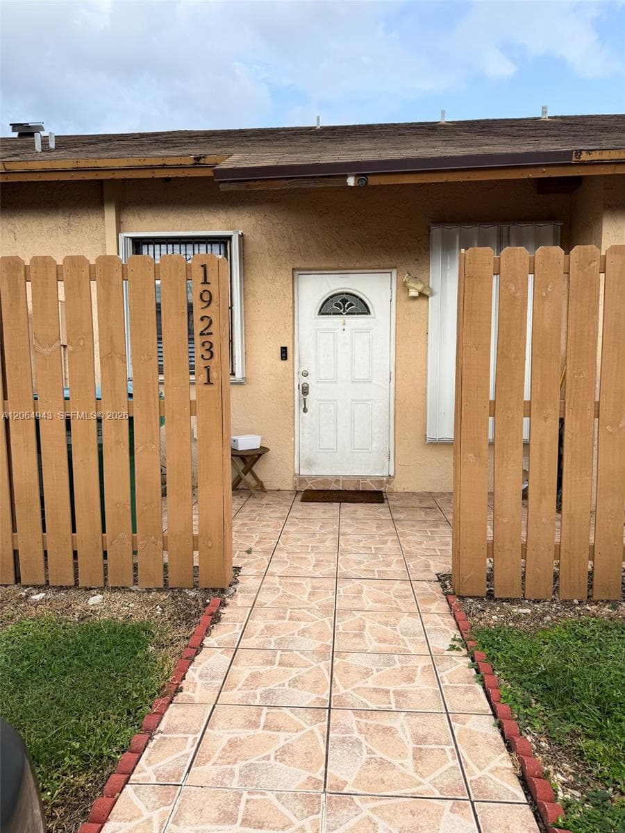 Villa at 19231 NW 67th Pl, Hialeah FL 33015