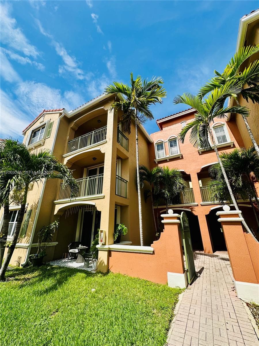 Condominium at 6560 NW 114th Ave # 523, Doral FL 33178