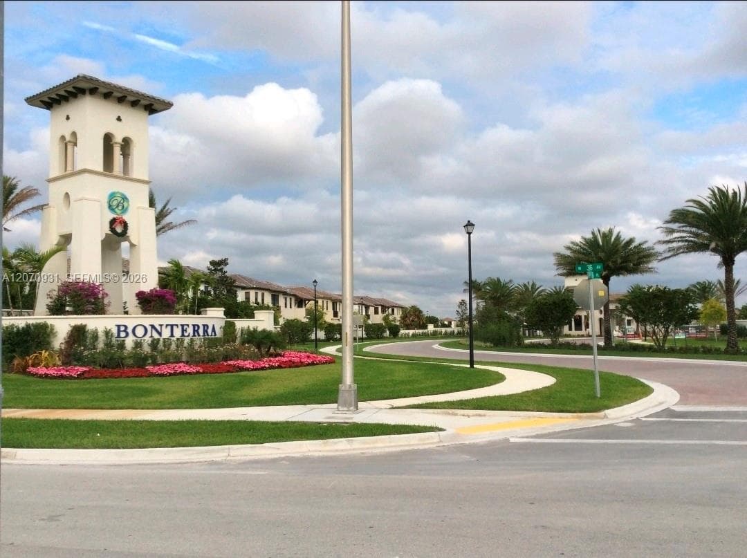 Villa at 9267 W 34th Ct, Hialeah FL 33018