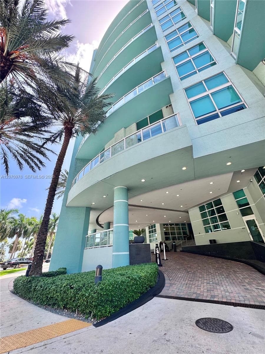 Condominium at 1900 N Bayshore Dr # 1807, Miami FL 33132