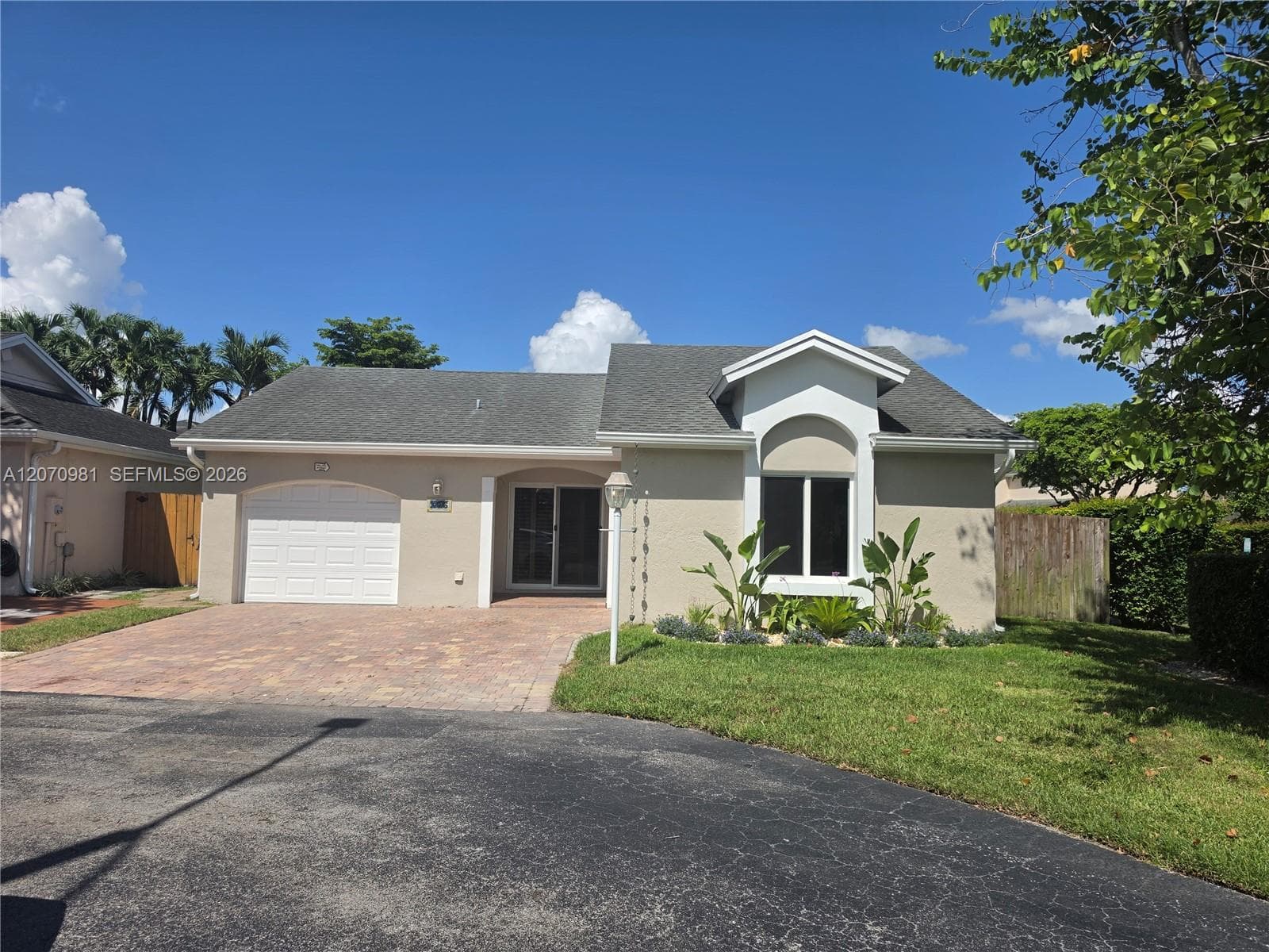 Single Family Residence at 10076 NW 51st Ter, Doral FL 33178