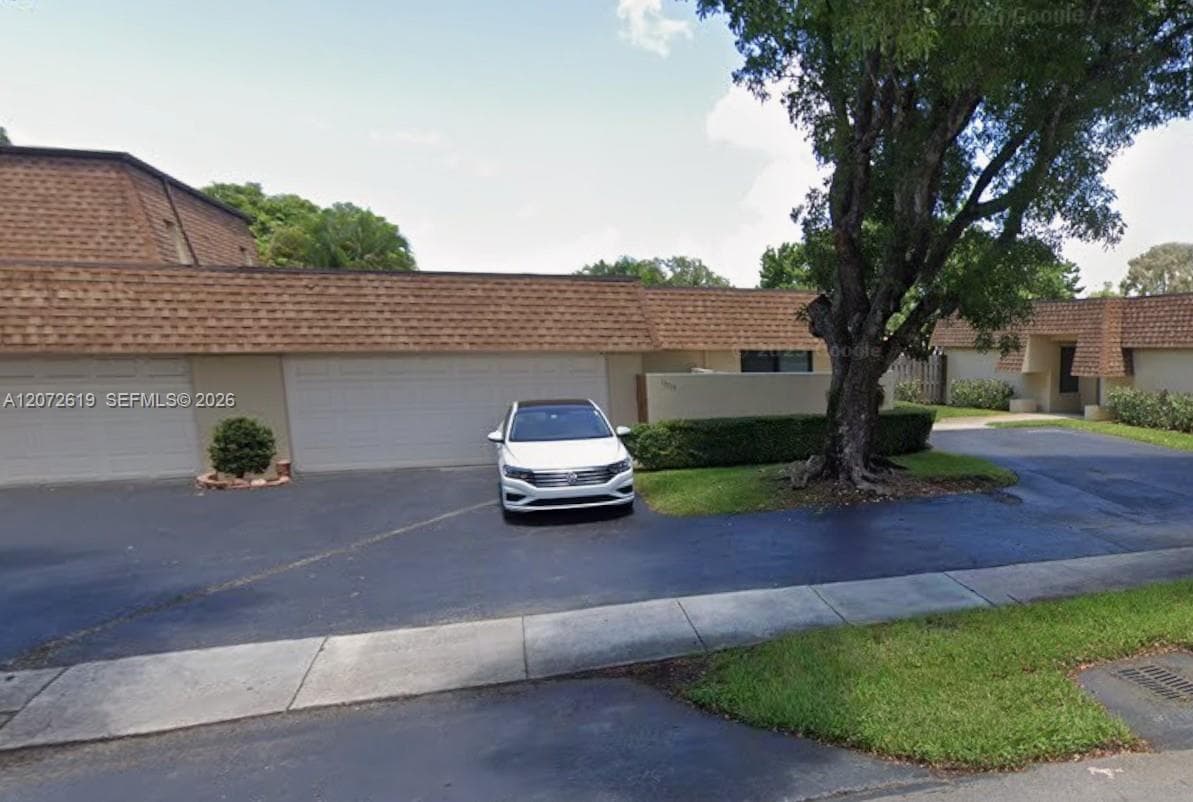 Villa at 19229 E Lake Dr, Hialeah FL 33015