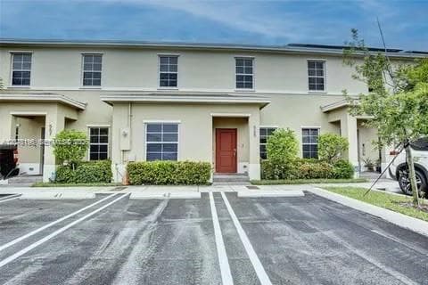 Townhouse at 565 NE 5th Pl, Florida City FL 33034