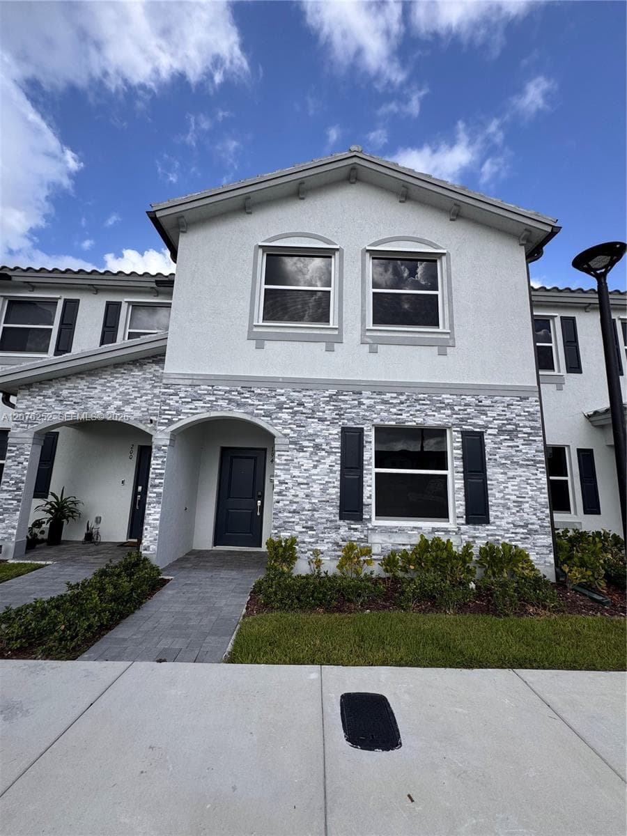Townhouse at 194 SE 10th Ct, Florida City FL 33034