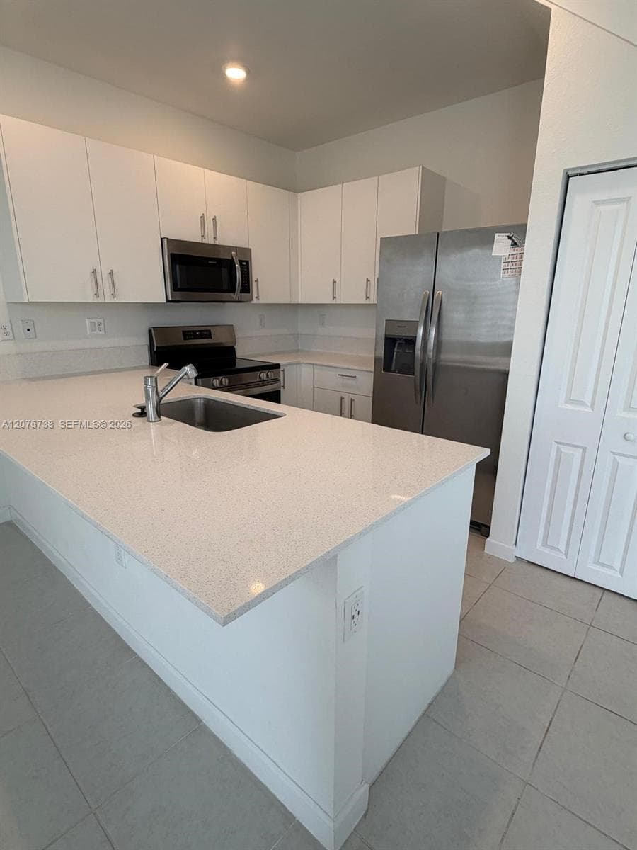 Townhouse at 692 SE 13th Ct, Homestead FL 33034